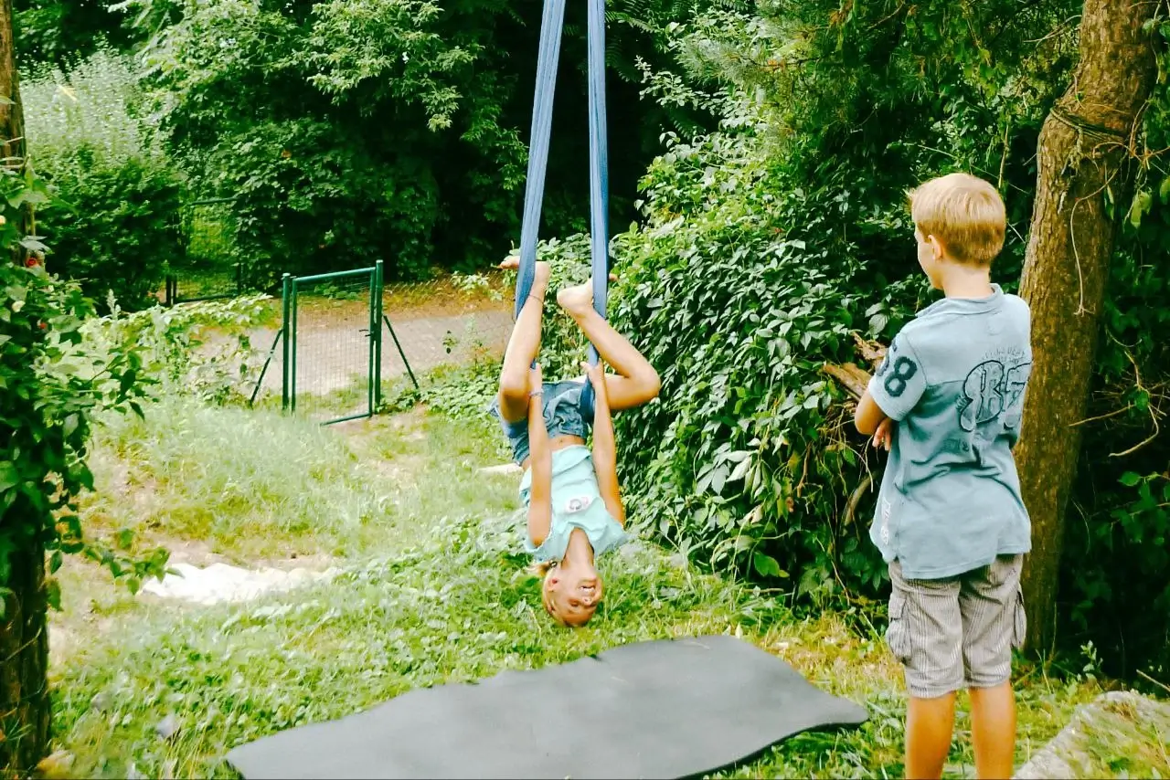 Kinder-Aerial-Yoga