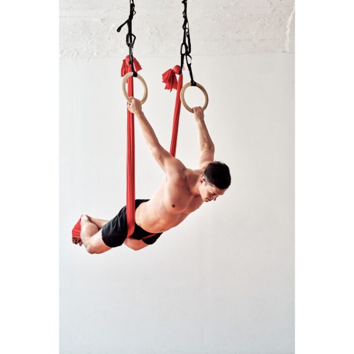 aerial yoga fitness tuch mann im tuch und an turnringen nach vorne gebeugt