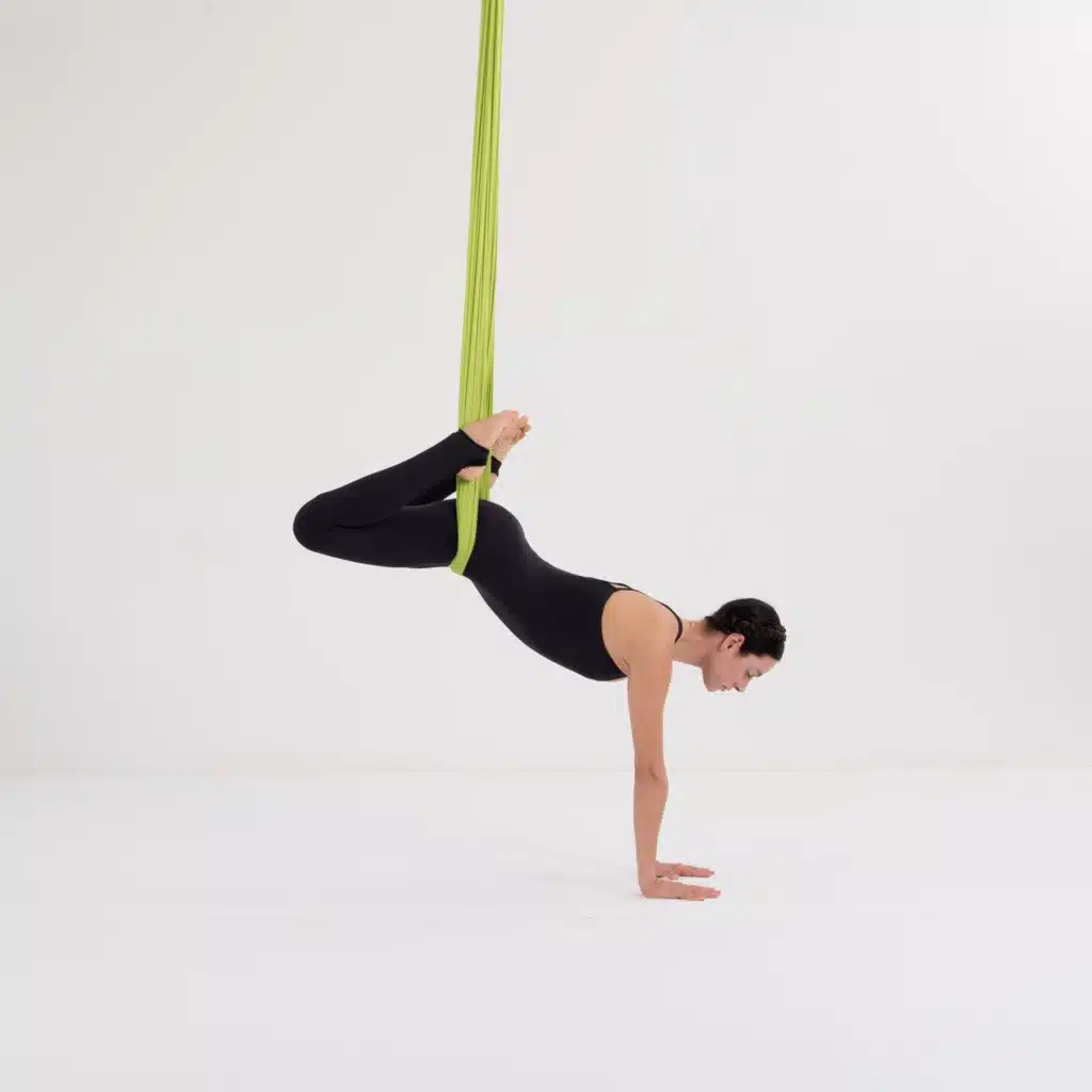 Aerial Yoga Herabschauender Hund im Tuch als Handstand Variation zur Kräftigung von Armen, Rücken und Rumpf im Yoga Hammock