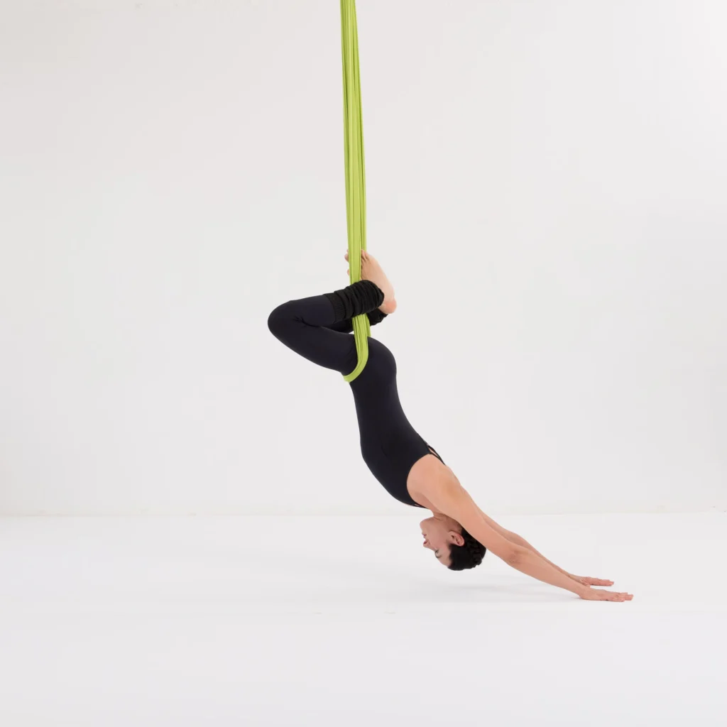 Aerial Yoga Herabschauender Hund im Tuch mit einarmiger Seitstütz Variation zur Stärkung von Core, Schultern und Balance