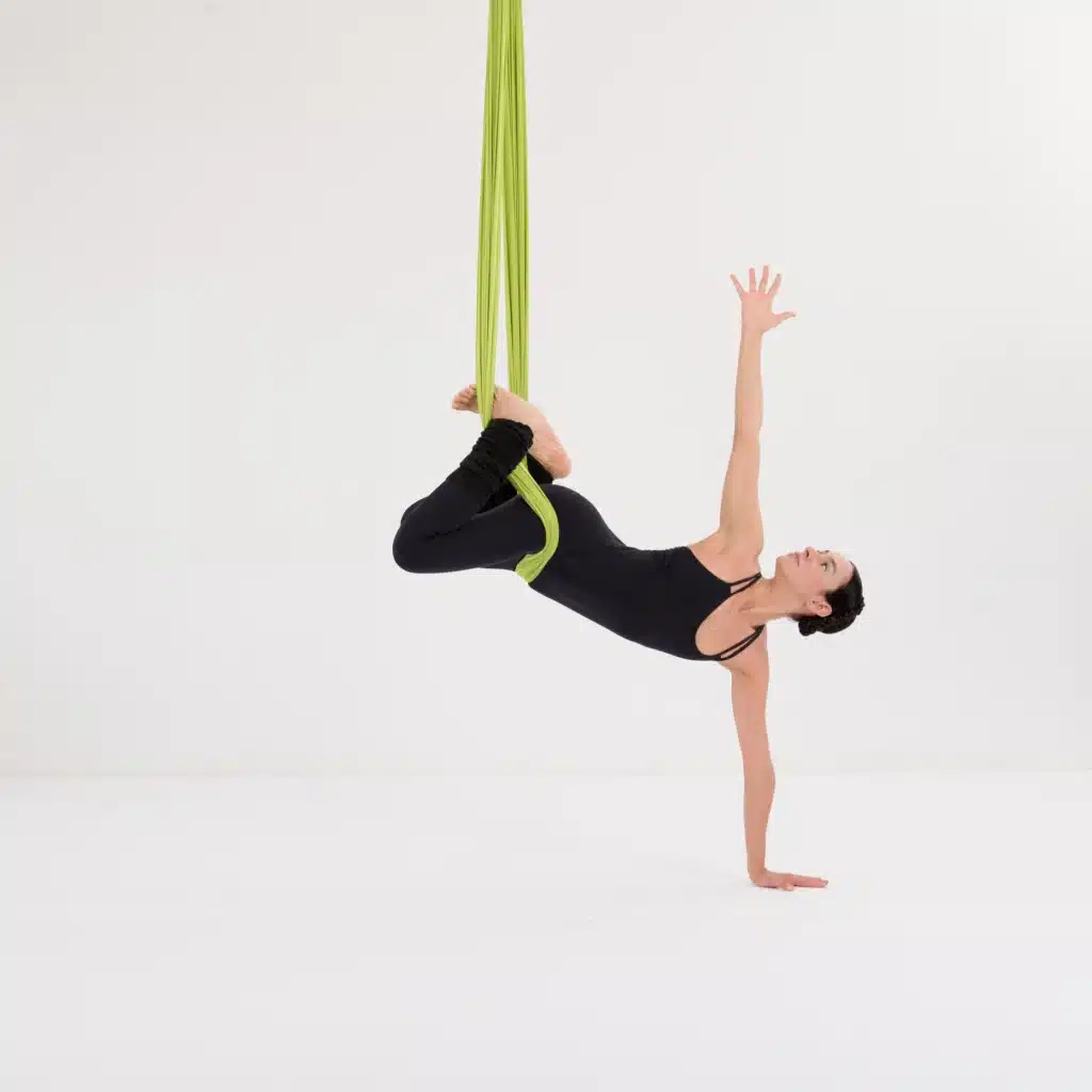 Aerial Yoga Herabschauender Hund im Tuch als Handstand Variation zur Kräftigung von Armen, Rücken und Rumpf im Yoga Hammock