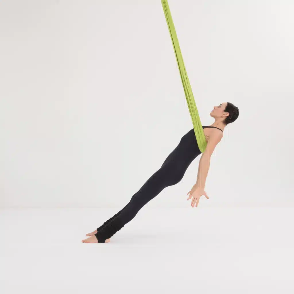 Aerial Yoga Rückwärtsbrett Variation im Aerial Yoga Tuch mit geöffneten Armen. Übung zur Dehnung von Schultern, Brust und zur Stärkung des Rückens.
