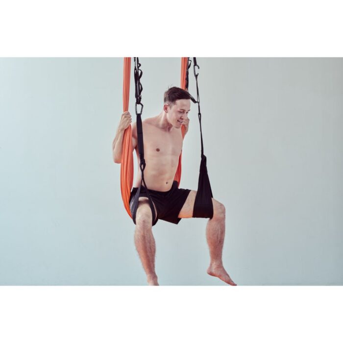 aerial yoga tuch wellness mann sitzend in tuch und beinschlaufen